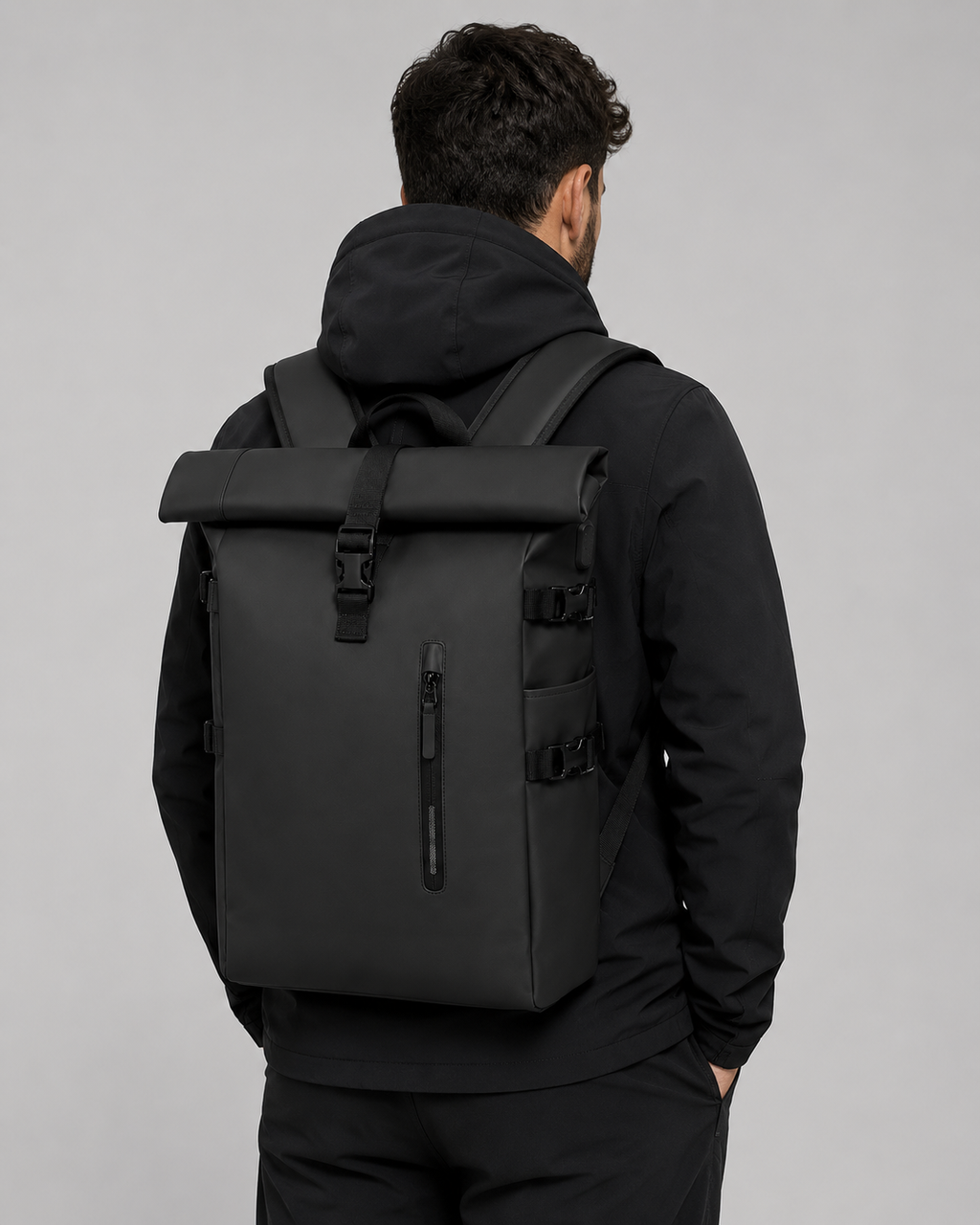 Sac à dos Movara Roll-Top noir porté en ville